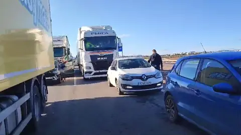 Imagen de los veh&iacute;culos que bloquean la AP-7