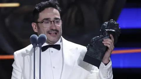 Juan Antonio Bayona recogiendo el premio Goya a mejor director por 'La Sociedad de la Nieve'