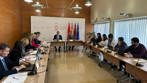 El alcalde de Murcia, Jos&eacute; Ballesta, acompa&ntilde;ado por el concejal de Comercio, Jes&uacute;s Pacheco, ha presidido el Consejo de Administraci&oacute;n de Mercamurcia.
