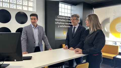 El consejero de Econom&iacute;a, Hacienda y Empresa, Luis Alberto Mar&iacute;n, visita la oficina de la Agencia en Tributaria en Blanca acompa&ntilde;ado del alcalde de la localidad, Pablo Cano