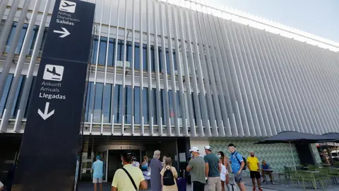Pasajeros en el Aeropuerto Internacional de la Regi&oacute;n de Murcia (foto: EP)