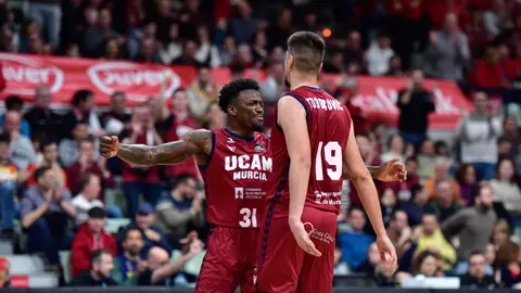 Dylan Ennis y Marko Todorovic celebran una canasta en el encuentro ante el Covir&aacute;n Granada - Foto: UCAM Murcia