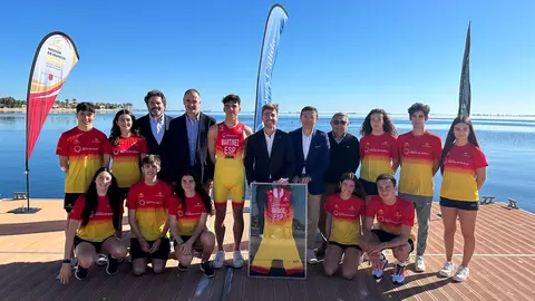 Presentaci&oacute;n del acuerdo con el equipo espa&ntilde;ol de Triatl&oacute;n