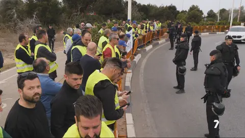 Los agricultores se concentran en Torrevieja (Alicante), con el objetivo de poner de manifiesto sus reivindicaciones (foto: La 7)