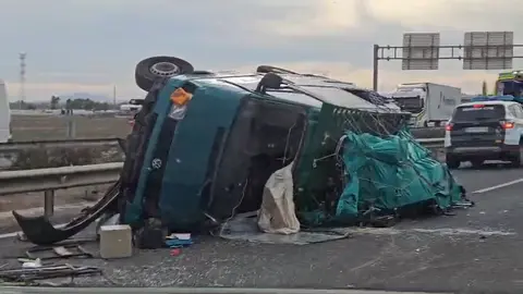 Veh&iacute;culo accidentado en la A-7, a la altura de Totana (foto: La 7)