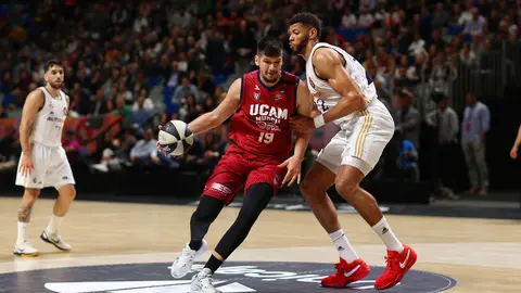 Todorovic frente a Tavares en un lance del choque entre el Real Madrid y UCAM Murcia (foto: La 7)