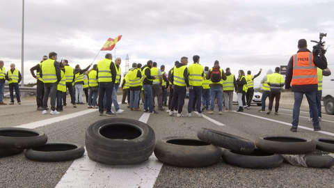 Agricultores protestando en la A-7 a la altura de Massalav&eacute;s (Valencia)