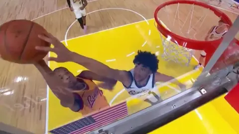 Izan Almansa hace un espectacular tap&oacute;n a un jugador rival en la 'Rising Stars' 2024 (foto: NBA)