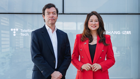 el director global de IoT de Telef&oacute;nica Tech, Alfredo Serret, y la jefa de Operaciones para Europa y Latinoam&eacute;rica de EHang, Victoria Jing Xiang