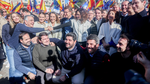 La presidenta de la Junta de Extremadura, Mar&iacute;a Guardiola, el presidente del PP Vasco, Javier de Andr&eacute;s, la presidenta del Govern balear, Marga Prohens, la secretaria general del PP, Cuca Gamarra, el presidente del Partido Popular, Alberto N&uacute;&ntilde;ez Feij&oacute;o (Foto: Ricardo Rubio - Europa Press)