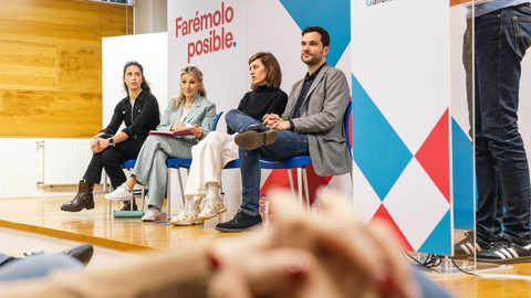 La l&iacute;der de Sumar, Yolanda D&iacute;az (2i); la candidata a la Presidencia de la Xunta, Marta Lois (2d), y el portavoz de Sumar Galicia, Paulo Carlos L&oacute;pez (1d), durante un acto de campa&ntilde;a en la Facultad de Pol&iacute;ticas de Santiago, a 15 de febrero de 2024.