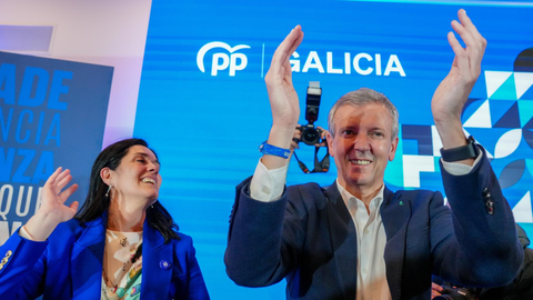 Rueda y Paula Prado celebran la victoria electoral. (Foto: &Aacute;lvaro Ballesteros - Europa Press)