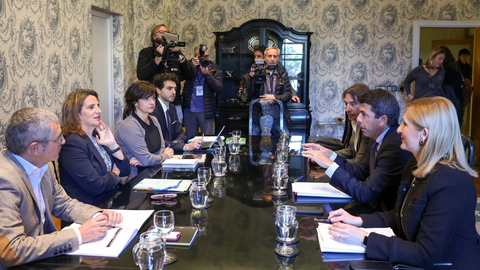 La vicepresidenta tercera y Ministra para la Transici&oacute;n Ecol&oacute;gica y el Reto Demogr&aacute;fico, Teresa Ribera (2i), se re&uacute;ne con el presidente de la Generalitat Valenciana, Carlos Maz&oacute;n (2d), en la sede del Ministerio, a 19 de febrero de 2024, en Madrid (Foto: Marta Fern&aacute;ndez Jara - Europa Press)