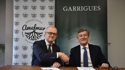 El convenio ha sido suscrito por el presidente de AMEFMUR, Jos&eacute; Mar&iacute;a Tortosa (der.), y el socio-director de la oficina de Garrigues en Murcia, Vicente Lloret (izq.).