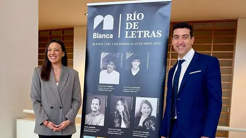 La consejera de Turismo, Cultura, Juventud y Deportes, Carmen Conesa, y el alcalde de Blanca, Angel Pablo Cano, con el cartel de la XII edici&oacute;n de 'R&iacute;o de letras' (foto: CARM)
