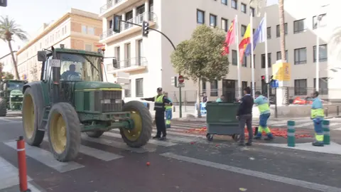 Momento de la retirada de los tractores de las inmediaciones de la Delegaci&oacute;n del Gobierno en la &uacute;ltima manifestaci&oacute;n convocada por Asaja y COAG (foto: La 7)