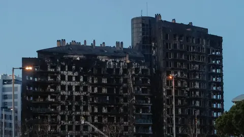 El edificio de Valencia que se incendi&oacute; este jueves