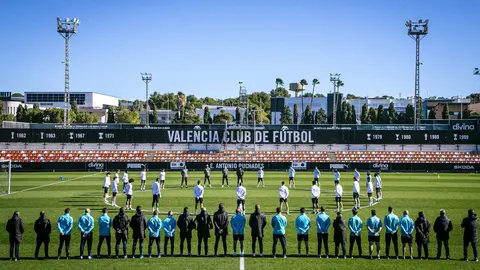Minuto de silencio de la plantilla del Valencia Club de F&uacute;tbol durante el entrenamiento de este viernes (foto: Valencia CF)