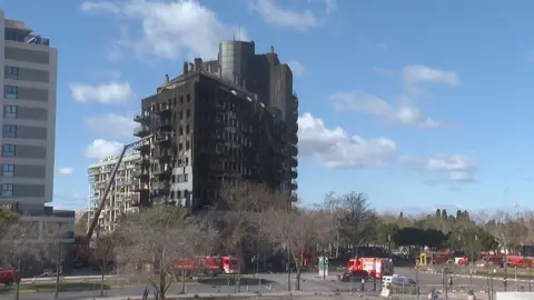 Los bomberos entran al edificio para localizar a los desparecidos (foto: FORTA)