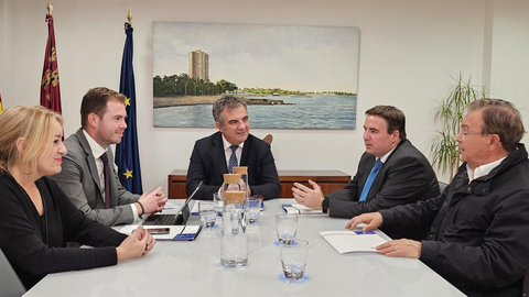El consejero de Medio Ambiente, Universidades, Investigaci&oacute;n y Mar Menor, Juan Mar&iacute;a V&aacute;zquez, en la reuni&oacute;n de trabajo con el presidente de la Fundaci&oacute;n Isaac Peral, Alfonso Corbal&aacute;n, y el director de esta entidad, Patricio Valverde