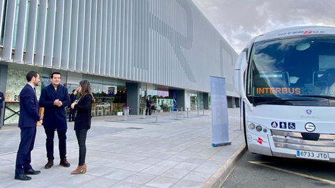 El consejero de Fomento, Jos&eacute; Manuel Pancorbo, y la directora general de Movilidad y Transporte, Mar&iacute;a Dolores Solana, durante la presentaci&oacute;n del servicio de autobuses en el Aeropuerto de la Regi&oacute;n de Murcia el pasado mes de enero.
