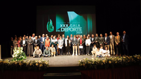 Foto de familia de los premiados