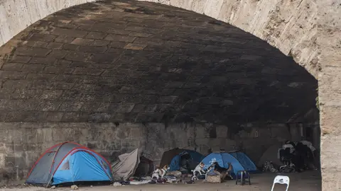 Tiendas de campa&ntilde;a bajo un puente (foto: Europa Press)