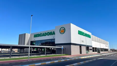 Fachada de la nueva tienda eficiente de Mercadona en Fuente &Aacute;lamo (foto: Mercadona)