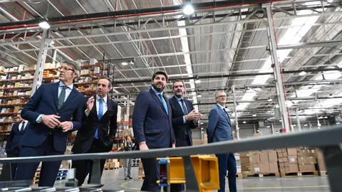 El presidente del Gobierno regional, Fernando L&oacute;pez Miras, visita en Santomera las instalaciones de Hefame (foto: Hefame)