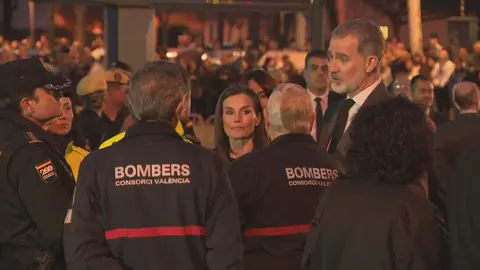 Los reyes de Espa&ntilde;a mantienen una conversaci&oacute;n con los bomberos de Valencia en su visita a la capital del Turia (foto: La 7)