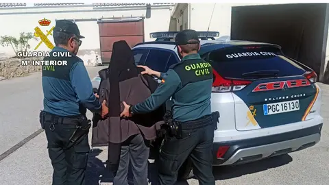 Dos agentes de la Guardia Civil junto a la detenida (foto: Guardia Civil)