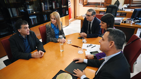 El rector, Jos&eacute; Luj&aacute;n (c), junto a la secretaria de Estado y la delegada del Gobierno, charla sobre el proyecto con Antonio Skarmeta (izq) y Jos&eacute; Trigueros, directivo de ODIN Solutions
