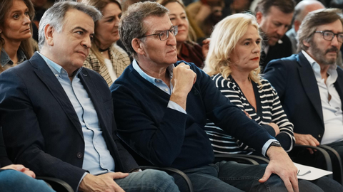 El l&iacute;der de los populares vascos, Javier de Andr&eacute;s (i), el presidente del PP, Alberto N&uacute;&ntilde;ez Feij&oacute;o (2i) durante la presentaci&oacute;n oficial de Javier de Andr&eacute;s como candidato a Lehendakari