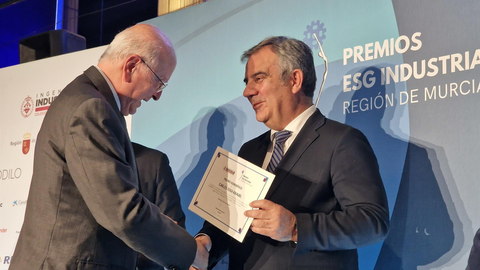 El consejero de Medio Ambiente, Universidades, Investigaci&oacute;n y Mar Menor, Juan Mar&iacute;a V&aacute;zquez, entreg&oacute; anoche junto con el decano del Colegio de Ingenieros Industriales de la Regi&oacute;n de Murcia, Marcos Mateos, los galardones de los I Premios ESG-Industria