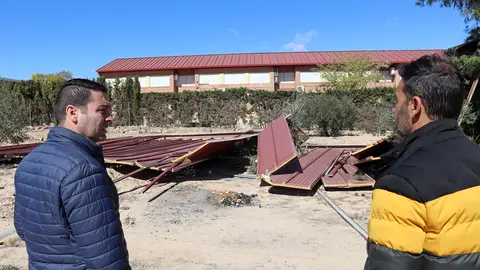 El fuerte viento arranca parte de la cubierta del colegio Vista Alegre, en el que quedan suspendidas las clases