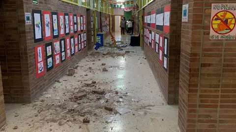 El fuerte viento arranca parte de la cubierta del colegio Vista Alegre, en el que quedan suspendidas las clases