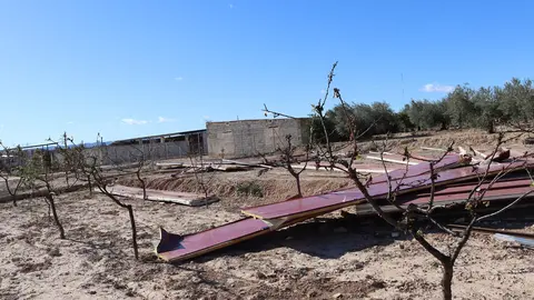 El fuerte viento arranca parte de la cubierta del colegio Vista Alegre, en el que quedan suspendidas las clases