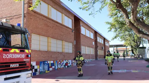 El fuerte viento arranca parte de la cubierta del colegio Vista Alegre, en el que quedan suspendidas las clases