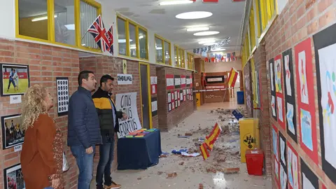 El fuerte viento arranca parte de la cubierta del colegio Vista Alegre, en el que quedan suspendidas las clases