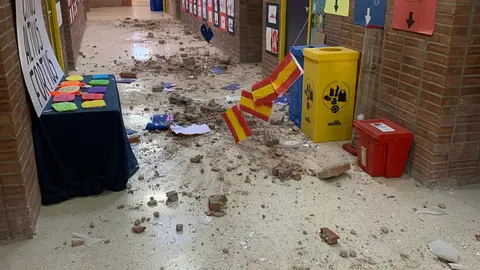 El fuerte viento arranca parte de la cubierta del colegio Vista Alegre, en el que quedan suspendidas las clases