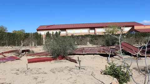El fuerte viento arranca parte de la cubierta del colegio Vista Alegre, en el que quedan suspendidas las clases