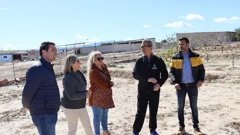 El fuerte viento arranca parte de la cubierta del colegio Vista Alegre, en el que quedan suspendidas las clases