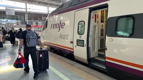 Imagen de un tren del servicio Avant (Renfe)