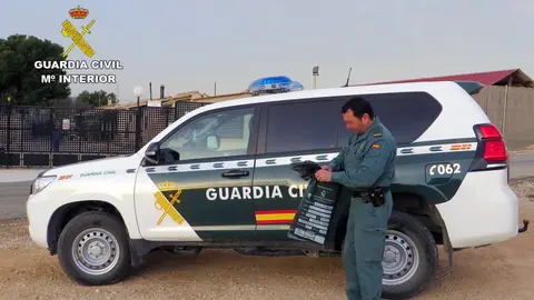 Un agente junto a un veh&iacute;culo de la Benem&eacute;rita (foto: Guardia Civil)
