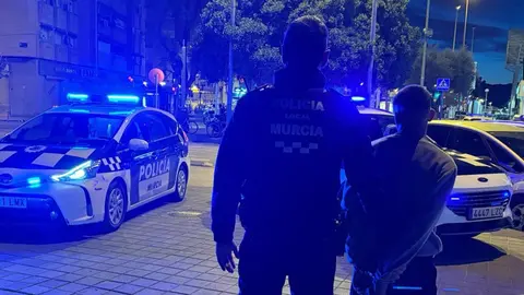 Una gente junto al detenido (foto: Polic&iacute;a Local de Murcia)
