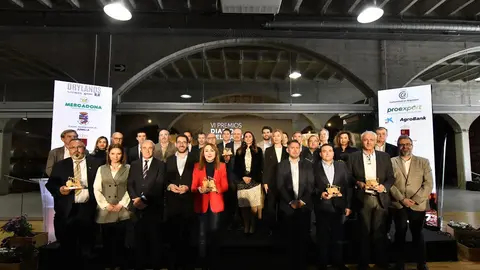 Foto de familia de los galardonados en los Premios Diario del Campo