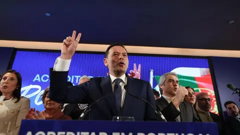 El l&iacute;der de la coalici&oacute;n Alianza Democr&aacute;tica (AD) y presidente del Partido Socialdem&oacute;crata (PSD), Lu&iacute;s Montenegro, pronuncia el discurso de la victoria durante la noche electoral.
