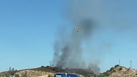 Un helic&oacute;ptero de la Regi&oacute;n de Murcia realiza labores de extinci&oacute;n de un incendio en Javal&iacute; Nuevo (foto: La 7)