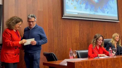 La directora de la Fundaci&oacute;n Hefame junto al ganador del XIX concurso de carteles en al XXIV Semana del Cerebro en Murcia (foto: Hefame)
