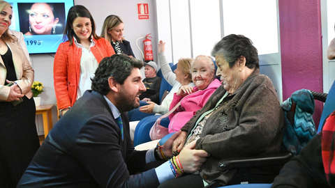 L&oacute;pez Miras, durante su visita a la actual residencia de personas mayores de San Pedro del Pinatar